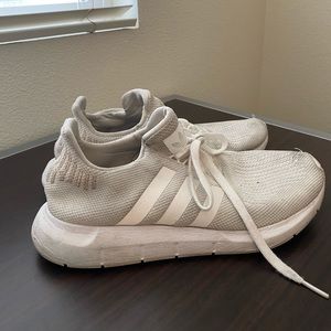 WHITE ADIDAS SWIFT RUN